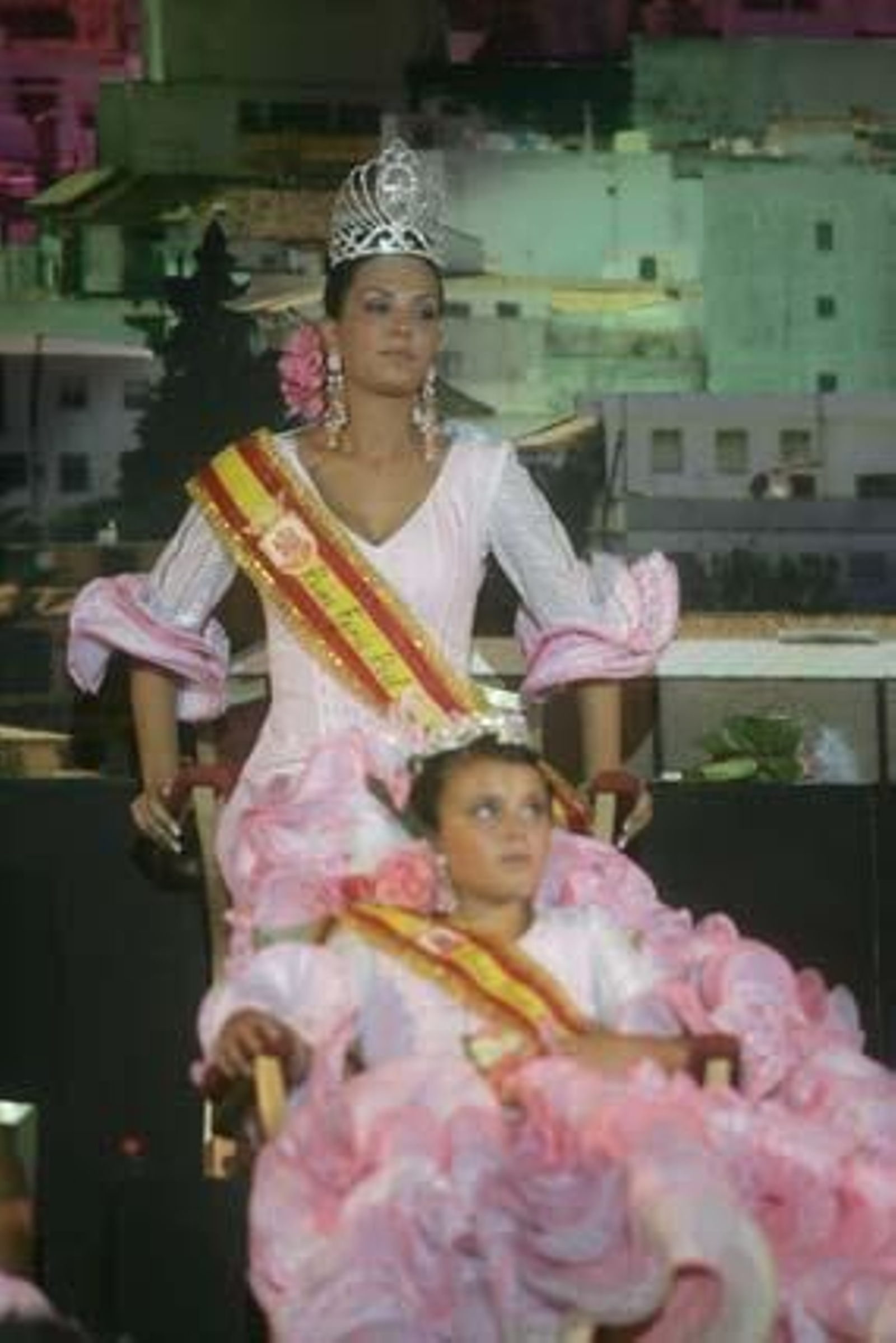 José Chamizo recuerda en el pregón su misión pastoral en San Roque y se procede a la coronación de la reina juvenil e infantil

Foto: J. M. Quinones