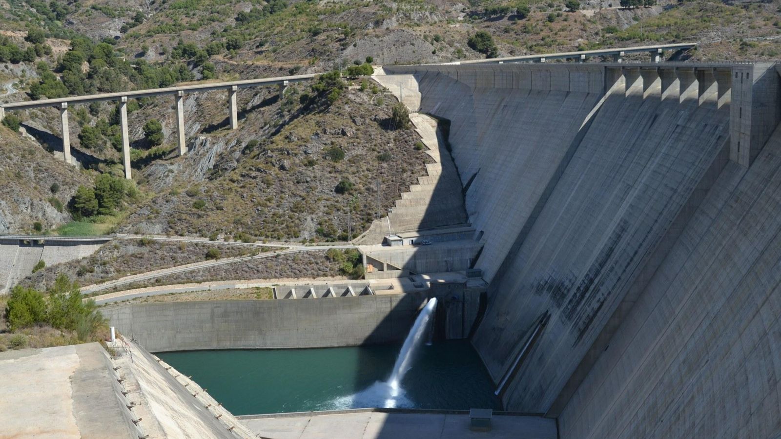 Imagen de archivo de la Presa de Rules, y de la zona de desembalse de agua