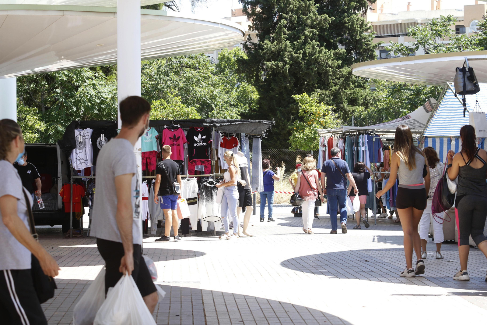 El regreso de los mercadillos de Córdoba tras la crisis del coronavirus, en fotos