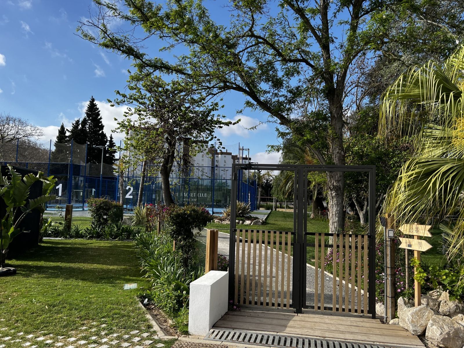 Vista de algunas de las pistas de pádel del The Racket Club Jerez.
