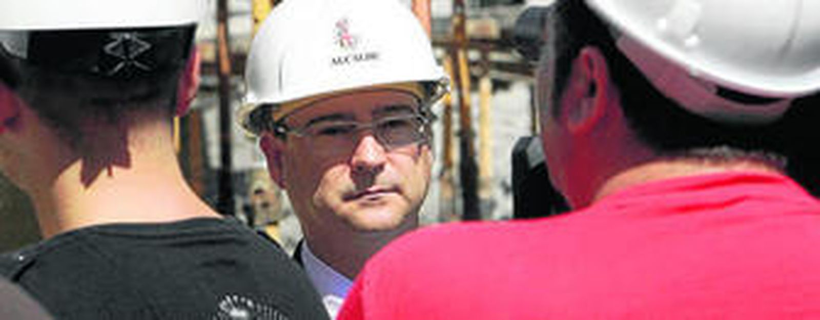 El alcalde, con casco xerografiado, en una inspección al parking Padre Méndez cuando se estaba construyendo.