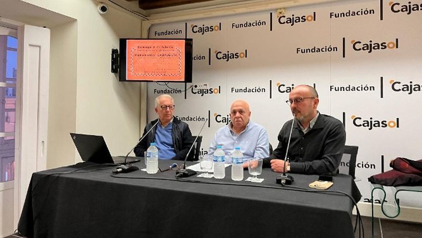 Miguel Ángel Castellano, el autor Joaquín Herrera y Juan José Sánchez Sandoval, durante la presentación en la Fundación Cajasol.