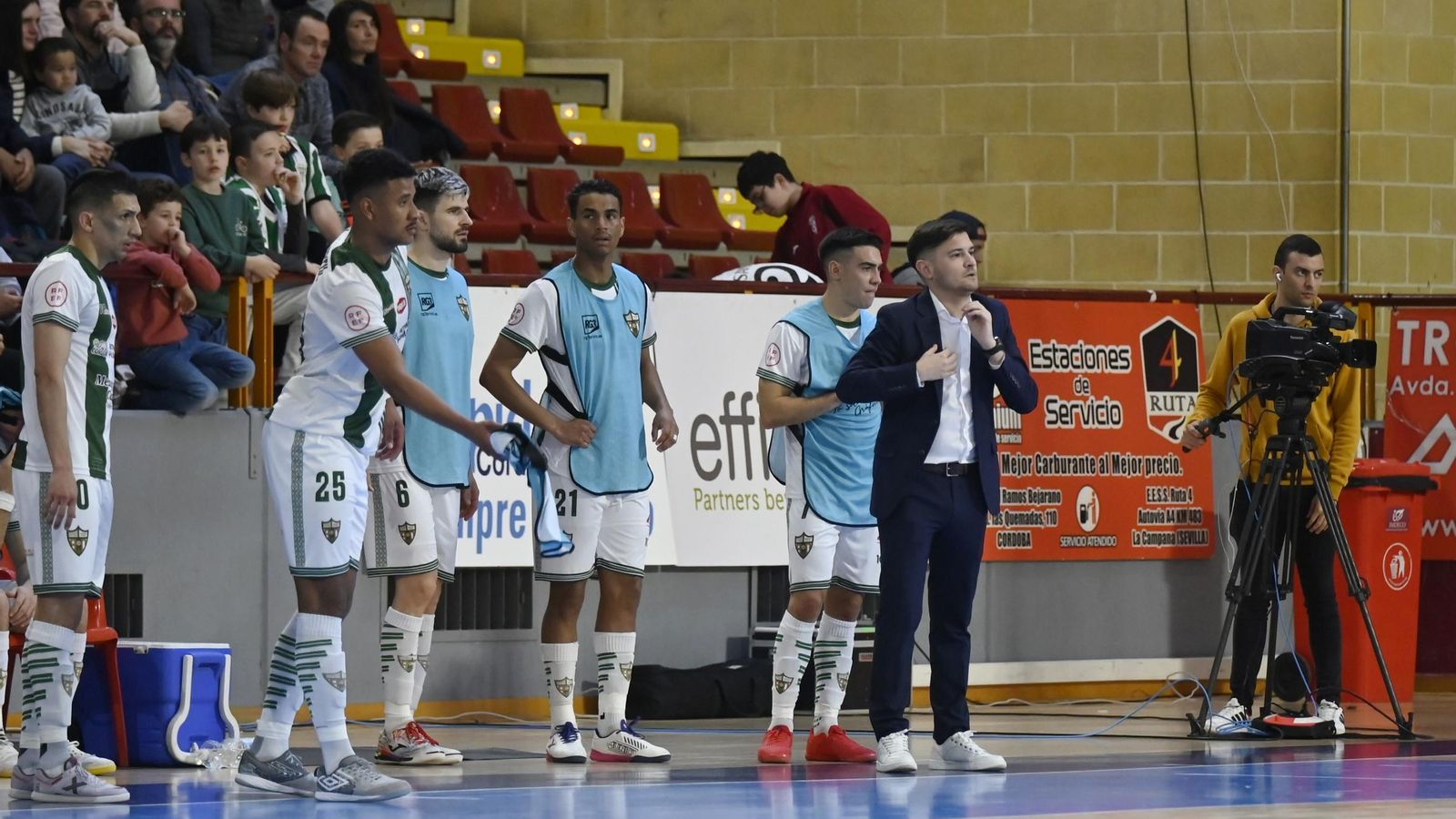 Ema Santoro da órdenes durante un partido en Vista Alegre.