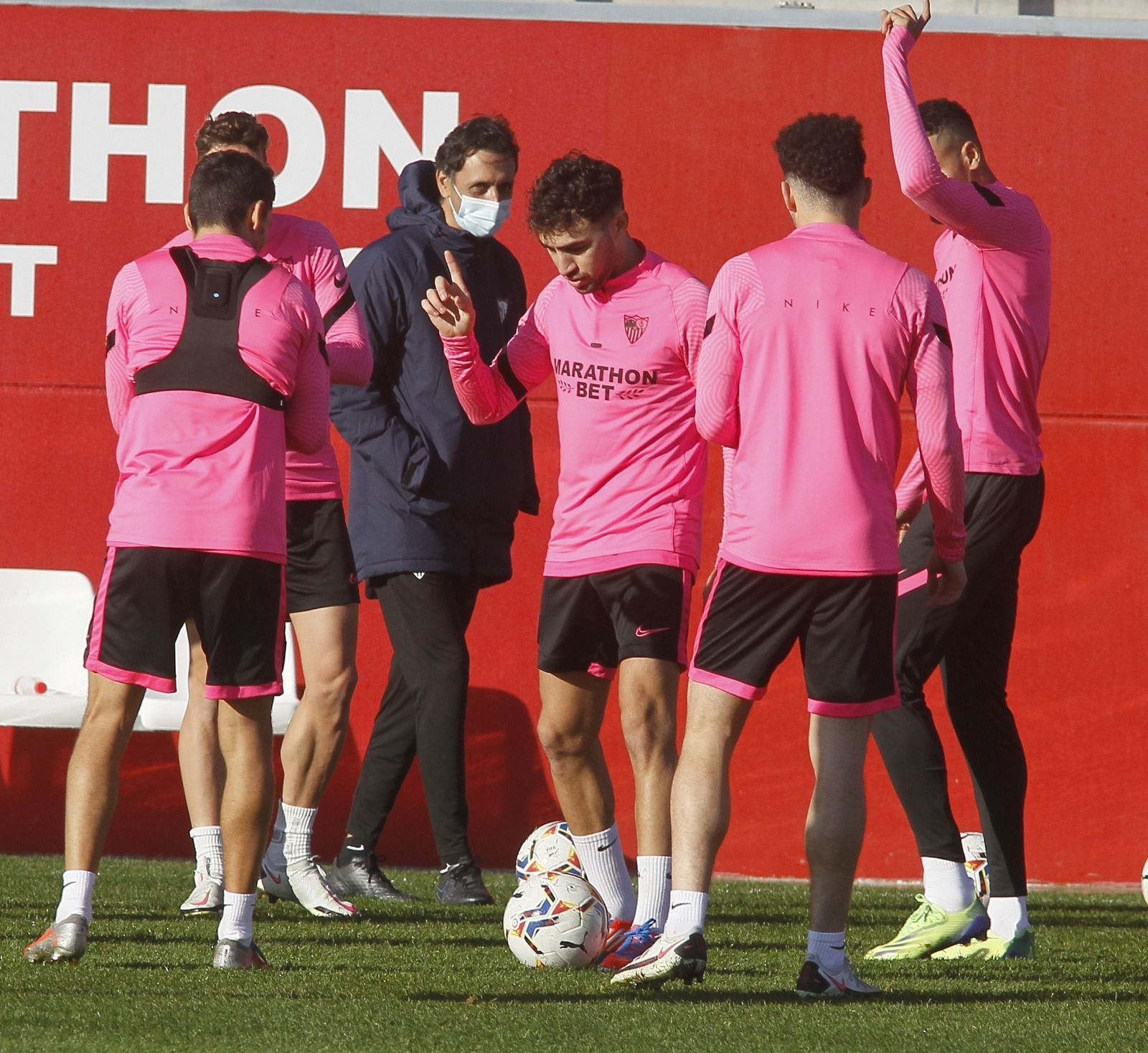 Munir bromea con Jesús Navas ante Pablo Sanz, segundo de Lopetegui, Idrissi y En-Nesyri.