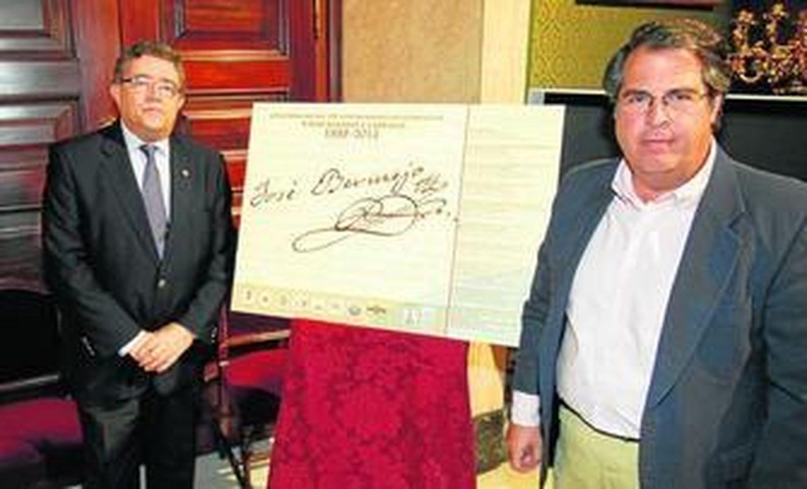 Gregorio Serrano, delegado de Fiestas Mayores, y Antonio Escudero, portavoz de las hermandades que impulsan los actos, en la presentación del cartel .
