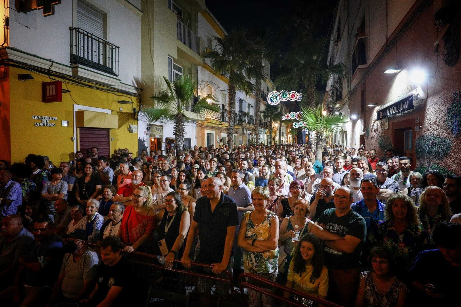 La noche del viernes de Carnaval en Cádiz, en imágenes