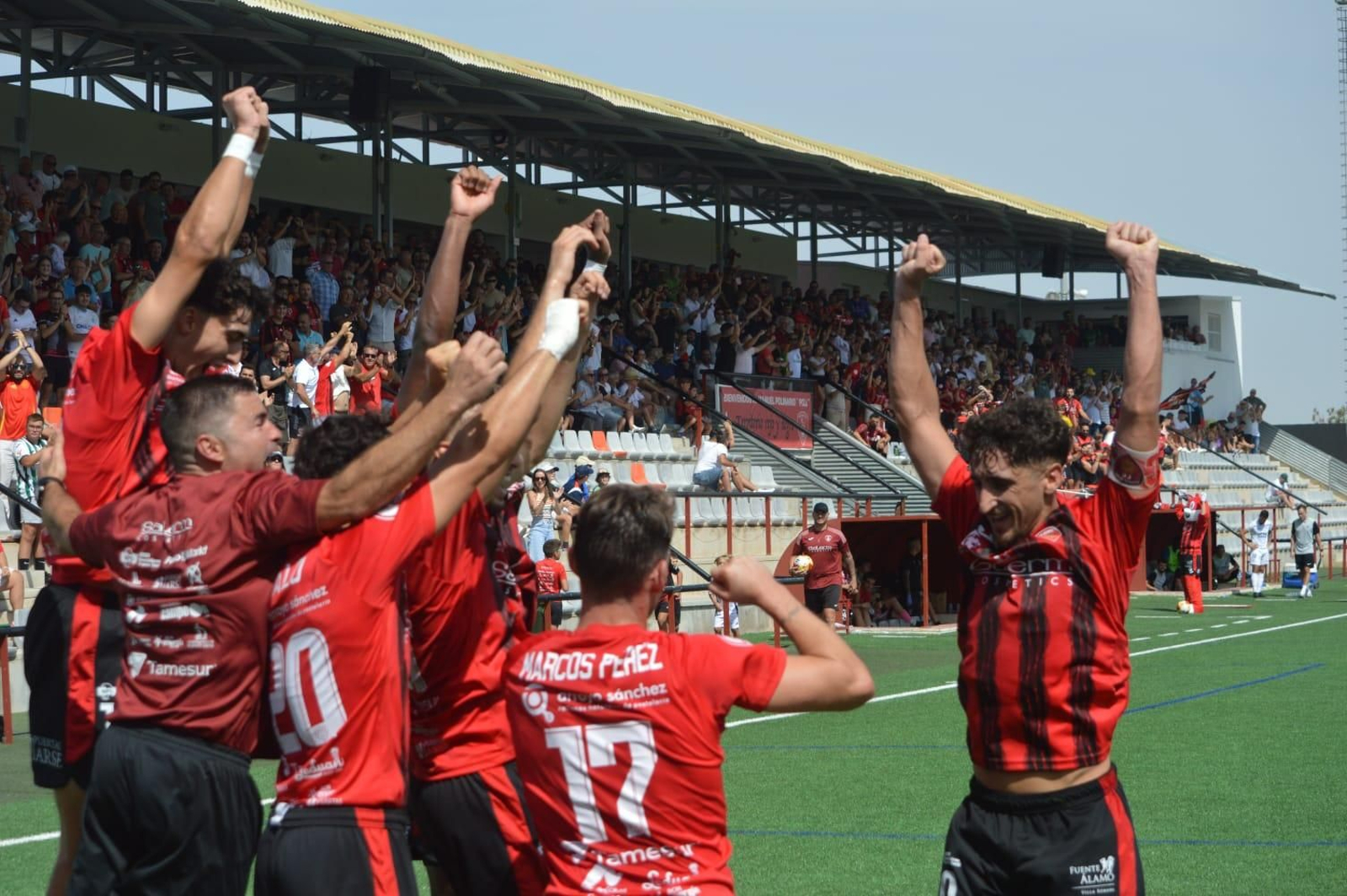 Los jugadores del Salerm Puente Genil celebran un gol.