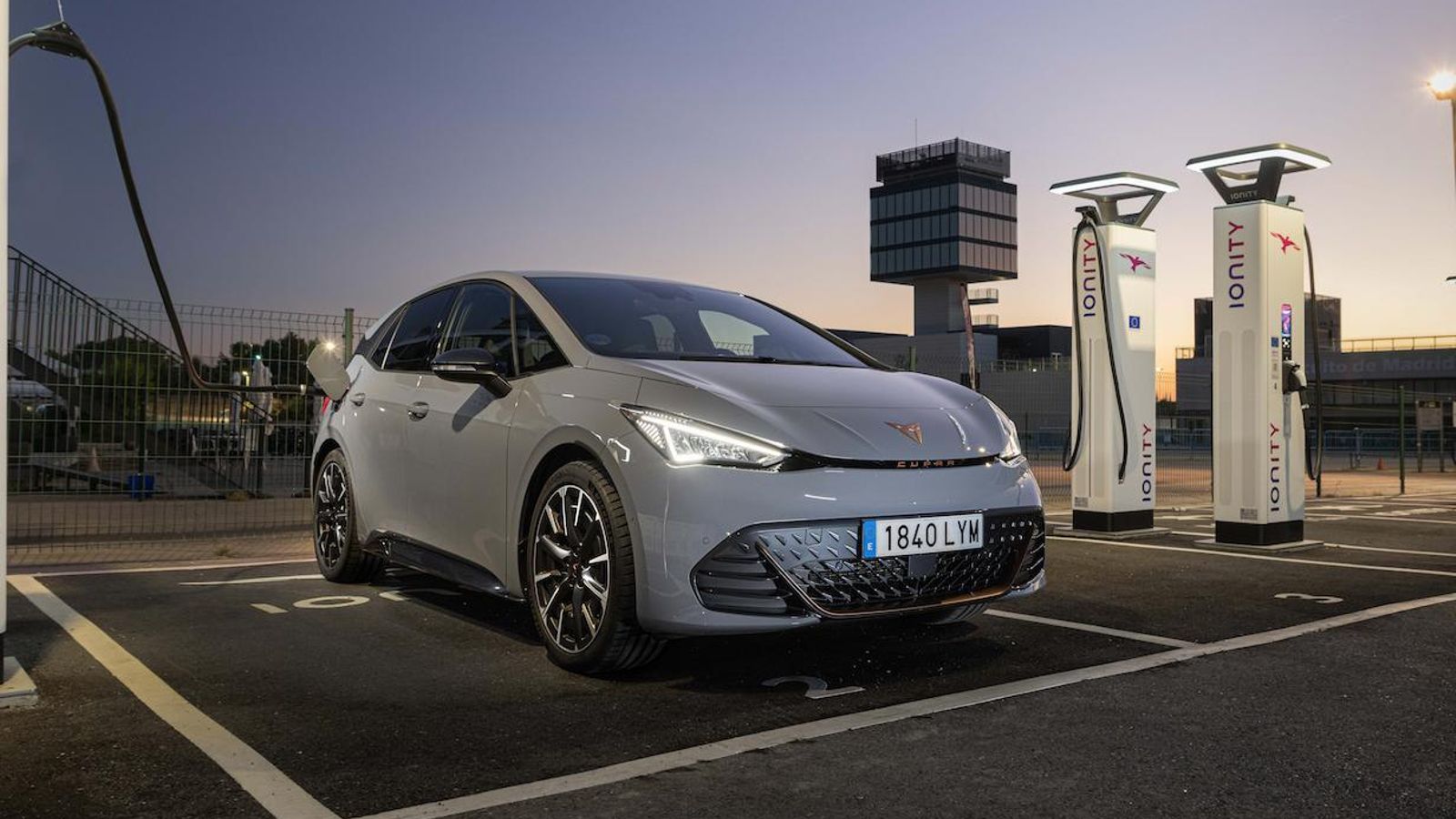 Gracias al cumplimiento de la norma ISO 15118 que controla las comunicaciones entre el coche y la infraestructura de carga, el Born puede no requerir ninguna operación por parte del conductor para reponer energía, más allá de que lo enchufe al cargador.