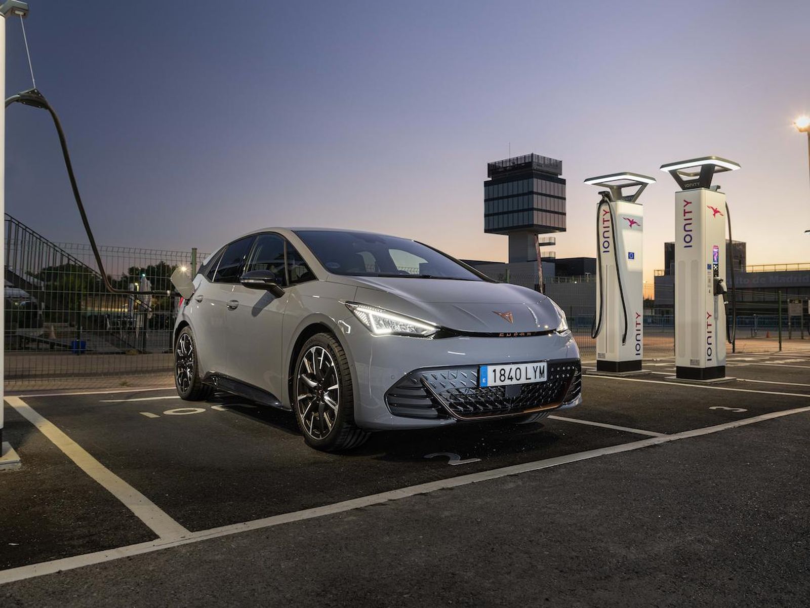 Coche eléctrico, preparado para ser recargado