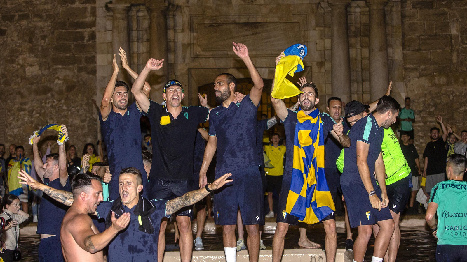 En imágenes el encuentro de los jugadores del Cádiz C.F. y la afición en las Puertas de Tierra.