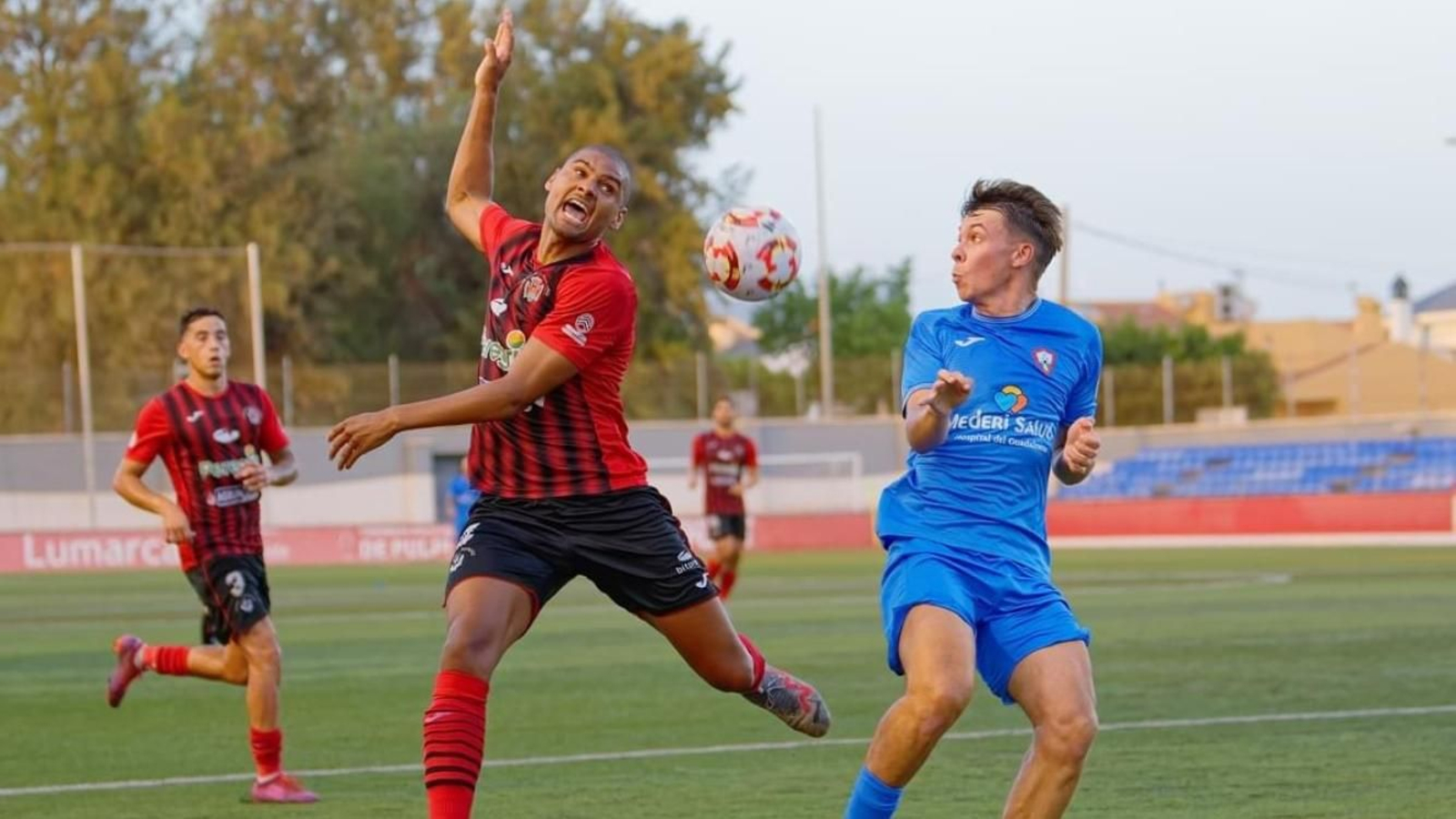 El central Jordi César busca anticiparse en el primer encuentro liguero.