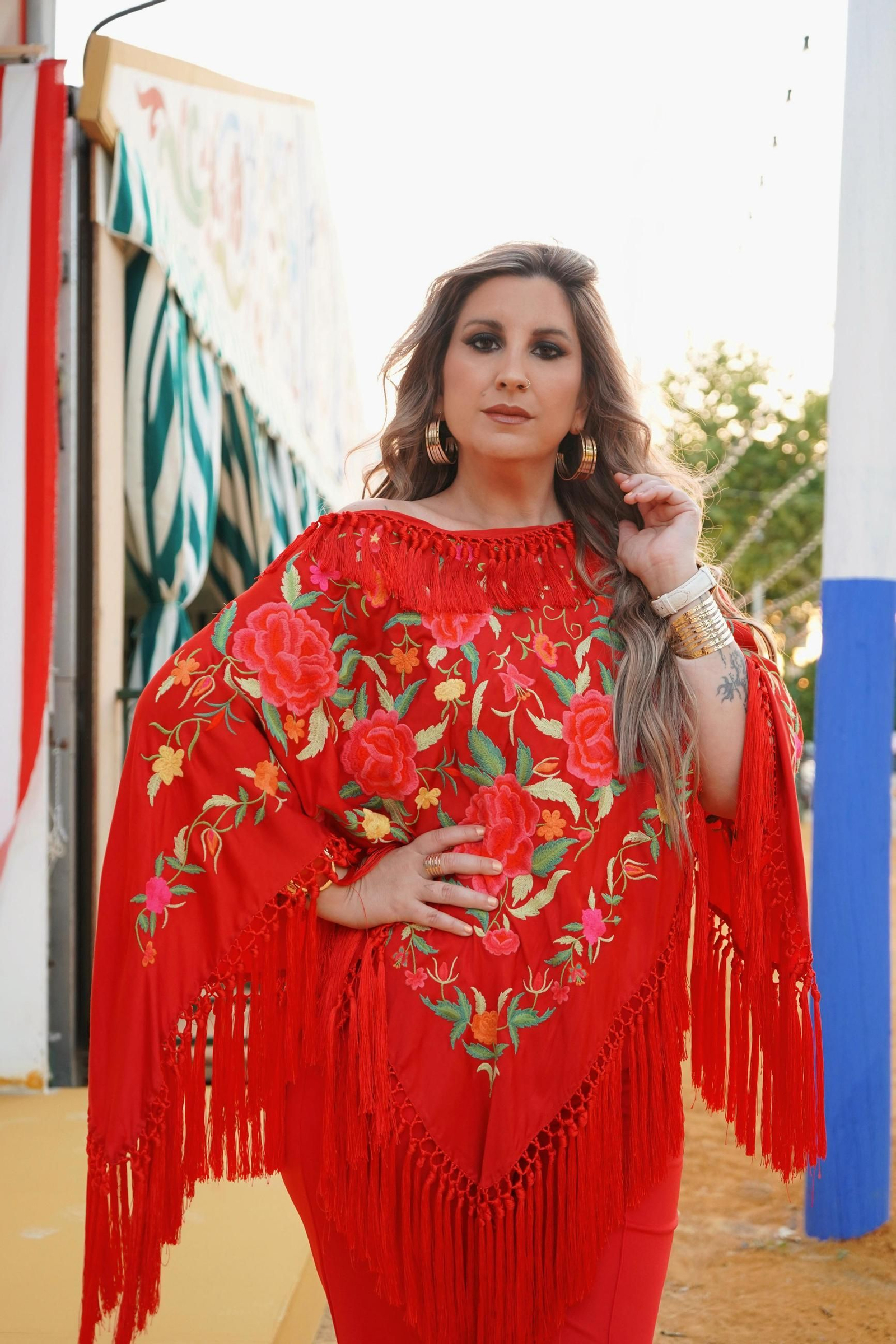 El mantoncillo tipo poncho de la firma Delolacollection.