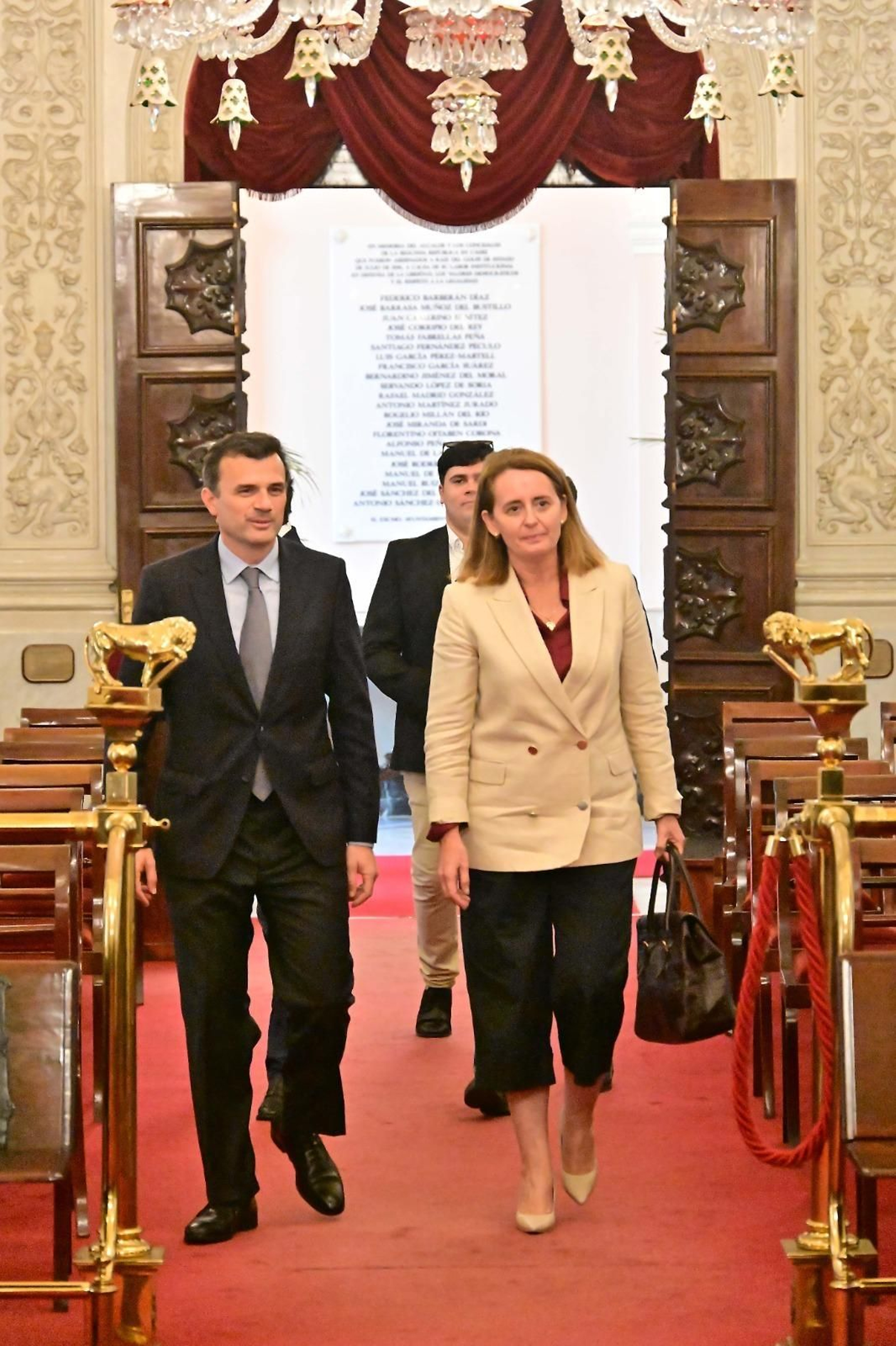 La alcaldesa de Puerto Real, Aurora Salvador, junto a Bruno García, durante la visita al Ayuntamiento de Cádiz.
