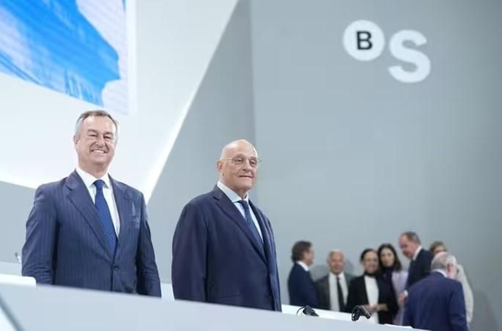 César González-Bueno (i) y Josep Oliu, consejero delegado y presidente de Banco Sabadell, en una imagen de archivo.
