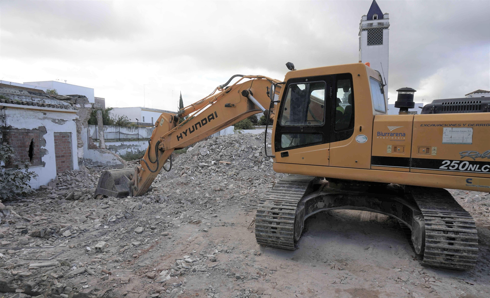 Una excavadora sobre los restos del derribo del colegio Elcano, este martes.