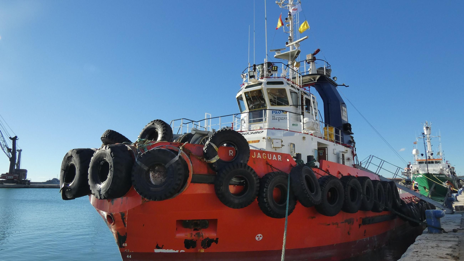 Remolcador 'Red Jaguar', el antiguo 'Vehintiocho' atracado hace unos días en Málaga