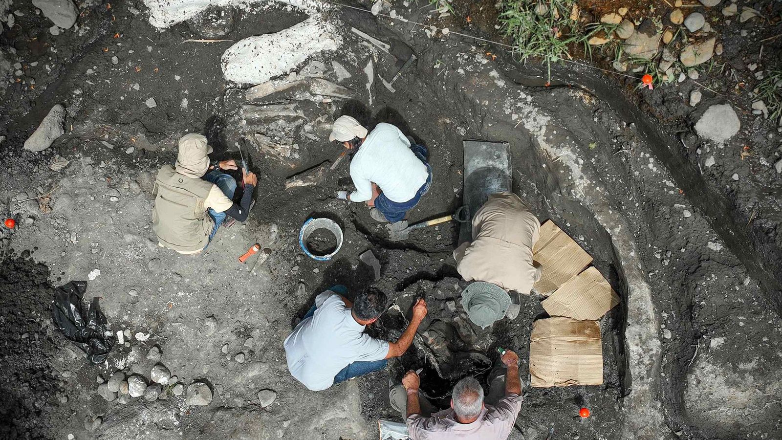 Arqueólogos trabajando en el lugar donde han sido hallados