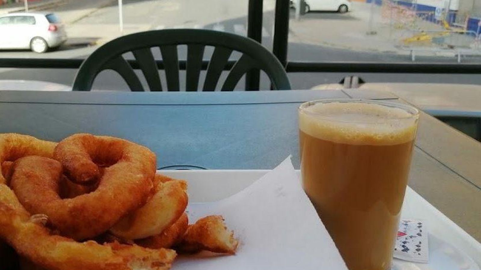 Churros también con un café calentito