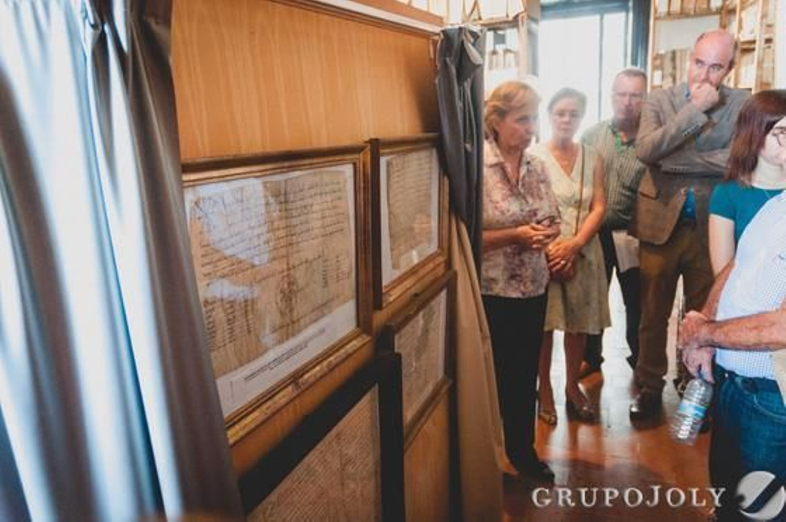 Paseo por su interior y por los millones de documentos que allí se guardan, como acto de clausura del curso de los Amigos del Archivo de Jerez.

Foto: Manu Garcia