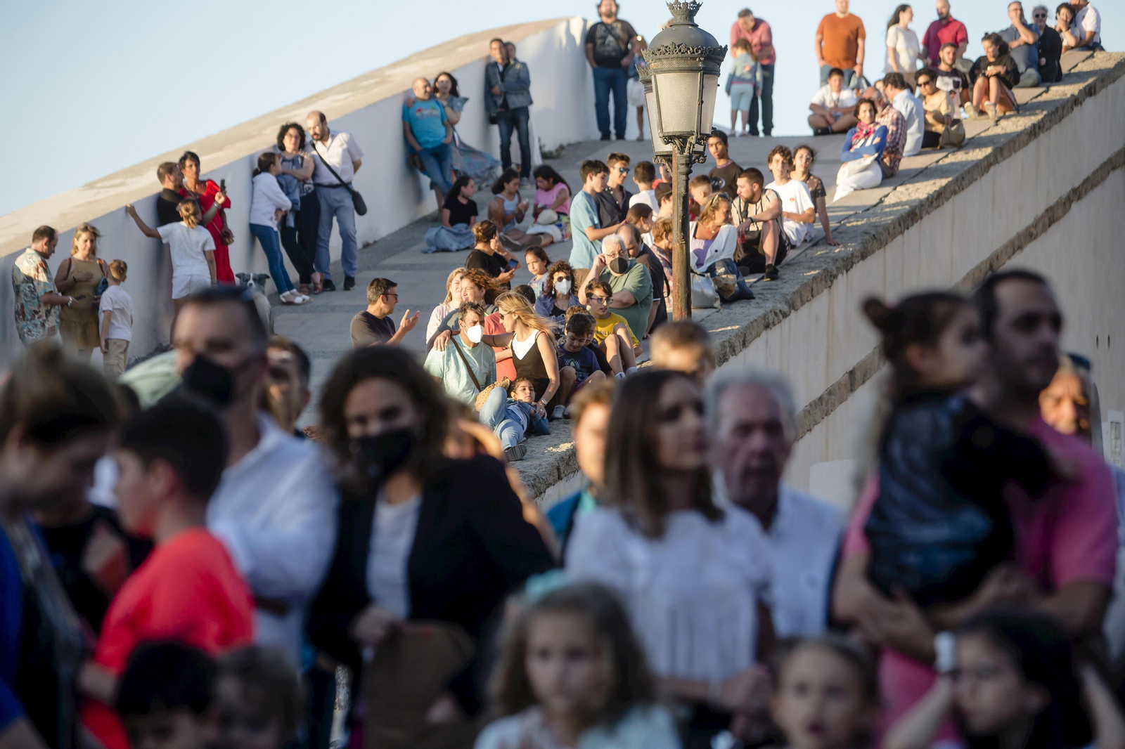 Noche de San Juan en Cádiz: Imágenes de la quema de los juanillos