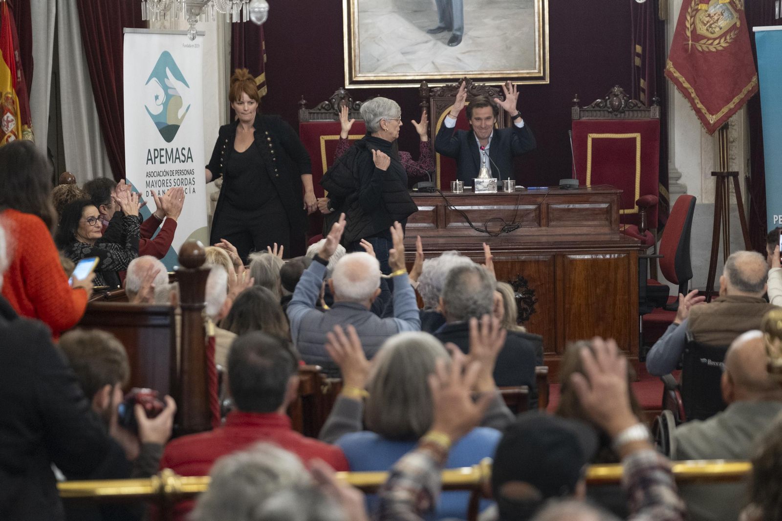 Momento del acto celebrado en el salón de plenos del Ayuntamiento de Cádiz.