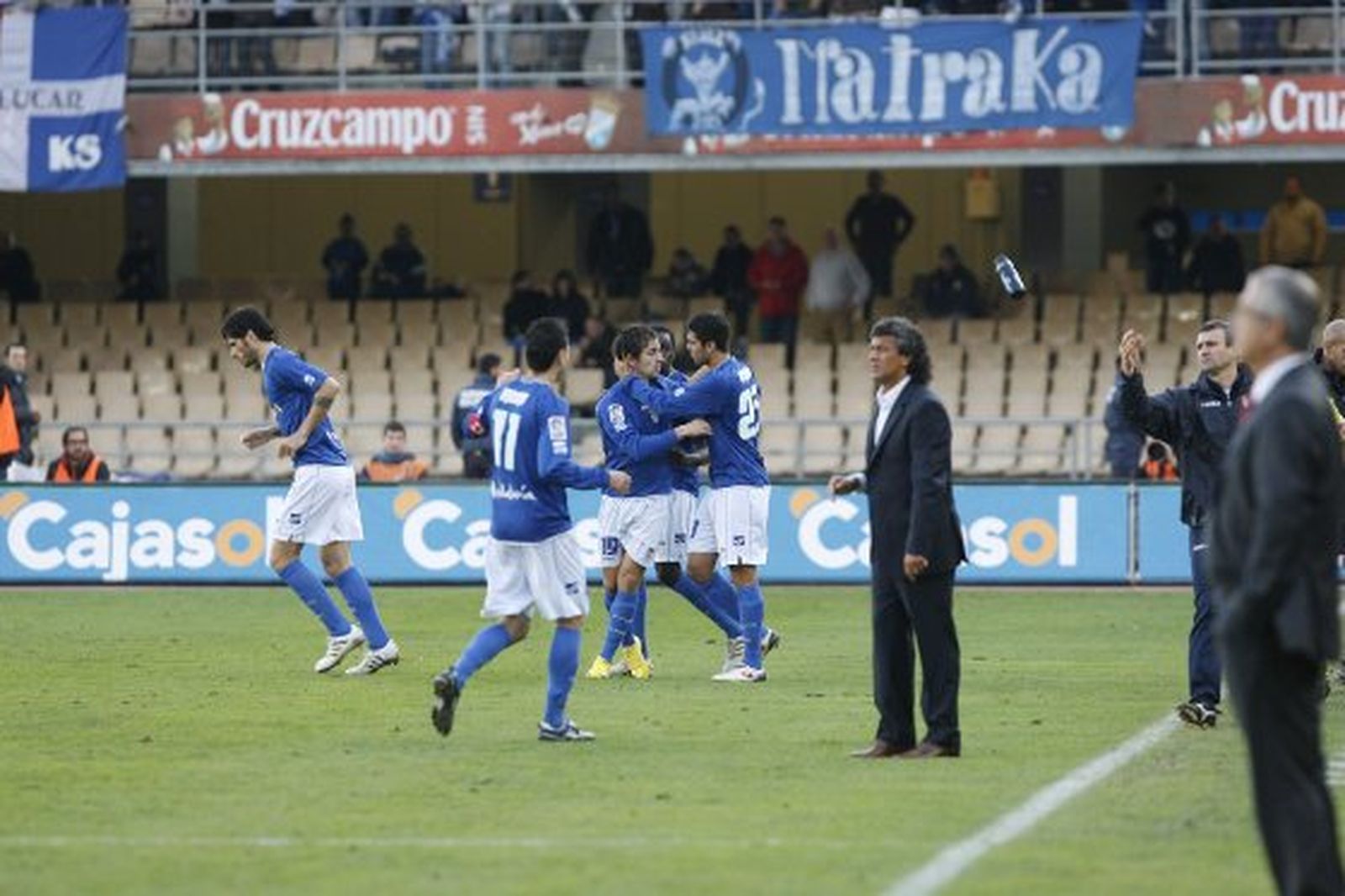 Los jugadores xerecistas felicitan a Carlos Calvo tras anotar el tanto del empate. Era el inicio de la remontada. 

Foto: Pascual