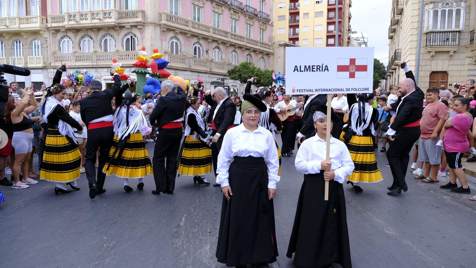 Las mejores imágenes de la Batalla de Flores de Almería