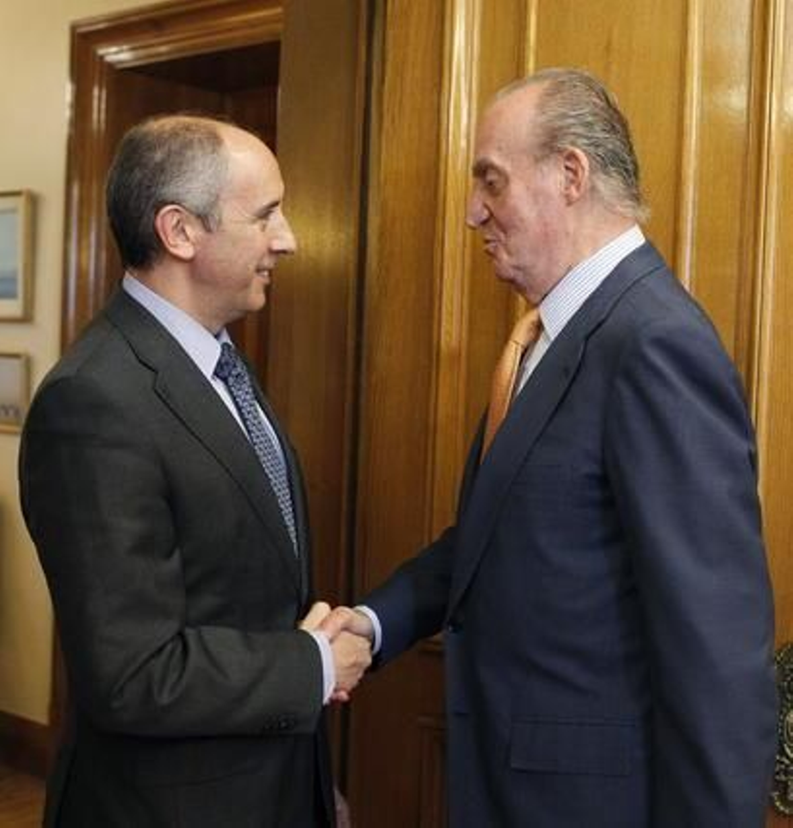 El rey Juan Carlos saluda al diputado de PNV Josu Erkoreka

Foto: EFE