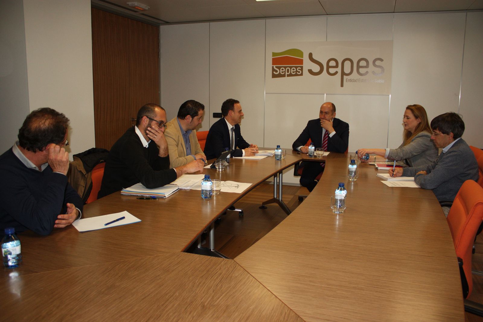 La reunión en Madrid entre el director de la Entidad Estatal de Suelo, Alejandro Soler, y los representantes municipales, el alcalde David de la Encina; y el concejal Antonio Fernández.