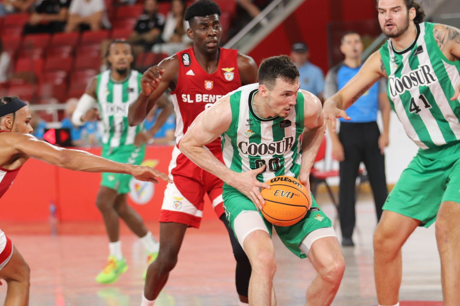 Rodions Kurucs trata de levantarse ante dos rivales del Benfica.