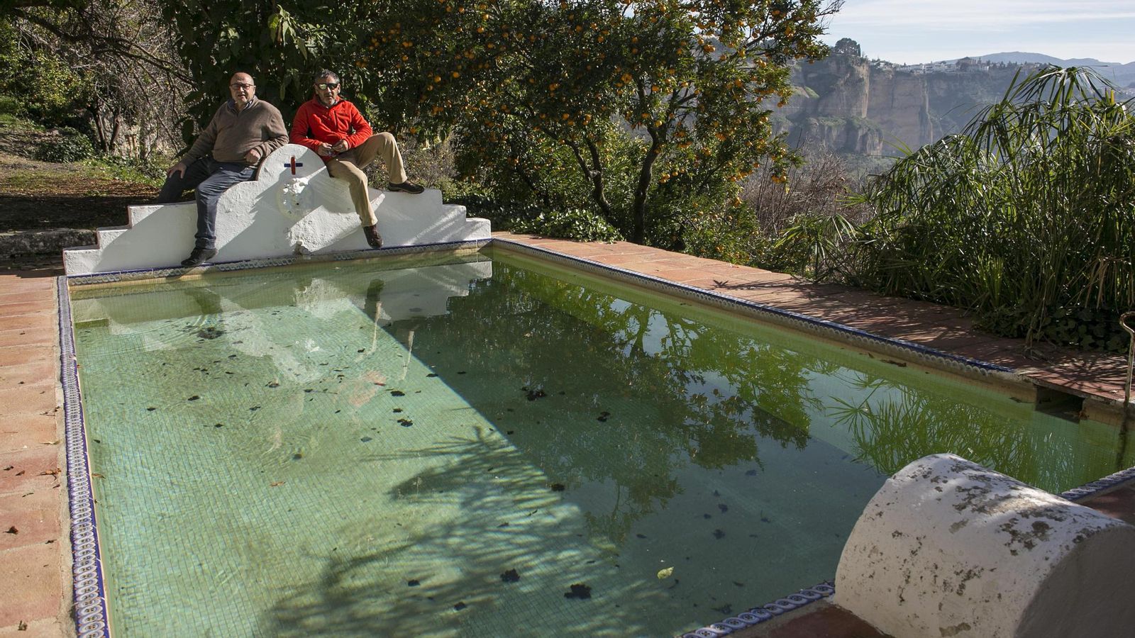 Retamero y Salesi en la piscina de la bodega.