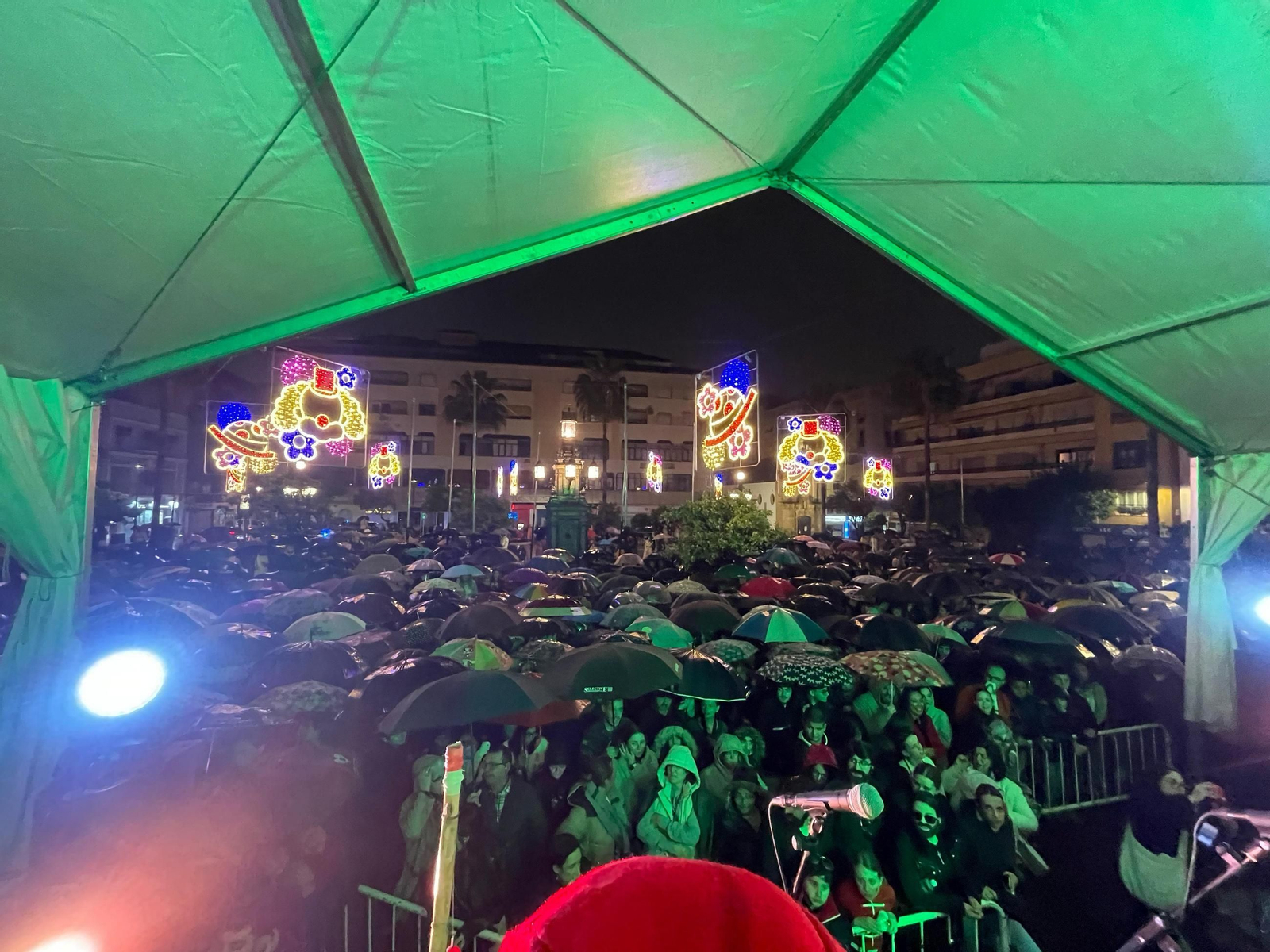 Las actuaciones en la Plaza Alta bajo la lluvia, este viernes.