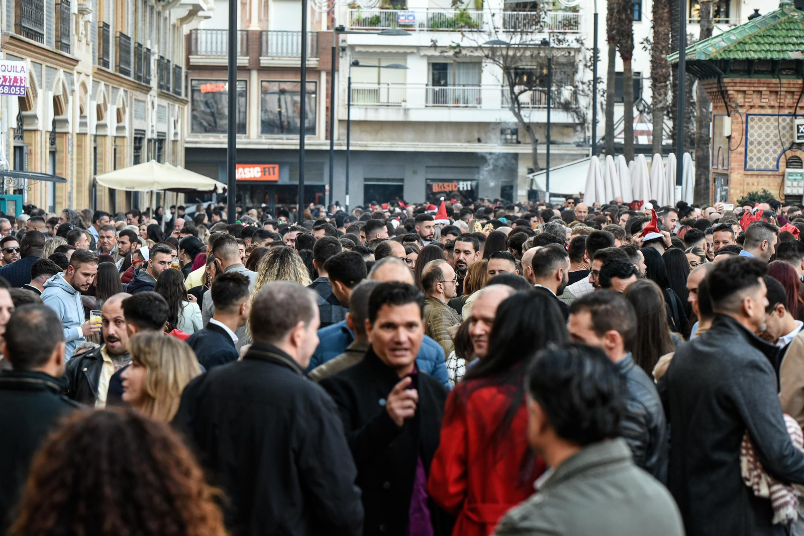 Imágenes de las celebraciones en el centro de Huelva la tarde del 24