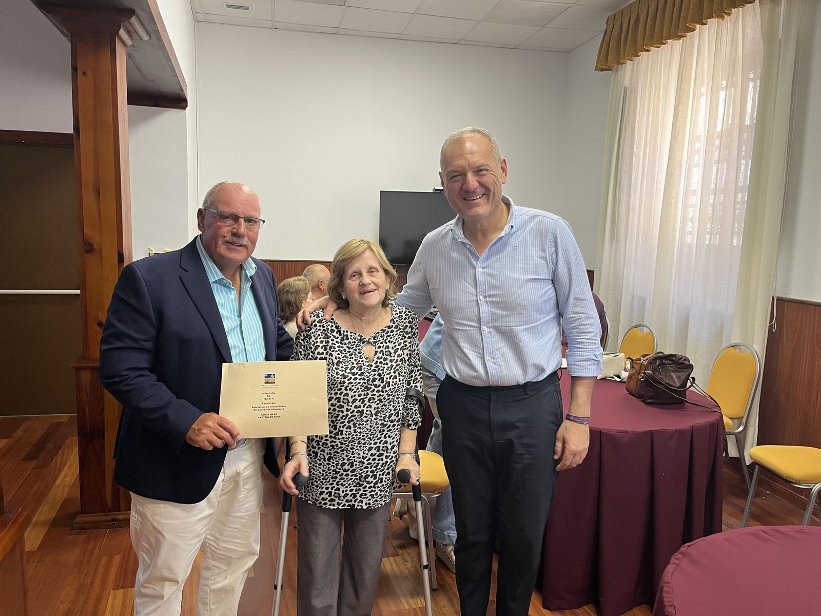 Entrega del cheque para la asociación AMCAL.