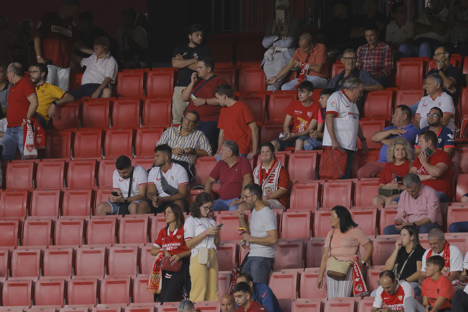 Búscate en las fotos del Sevilla-Lens