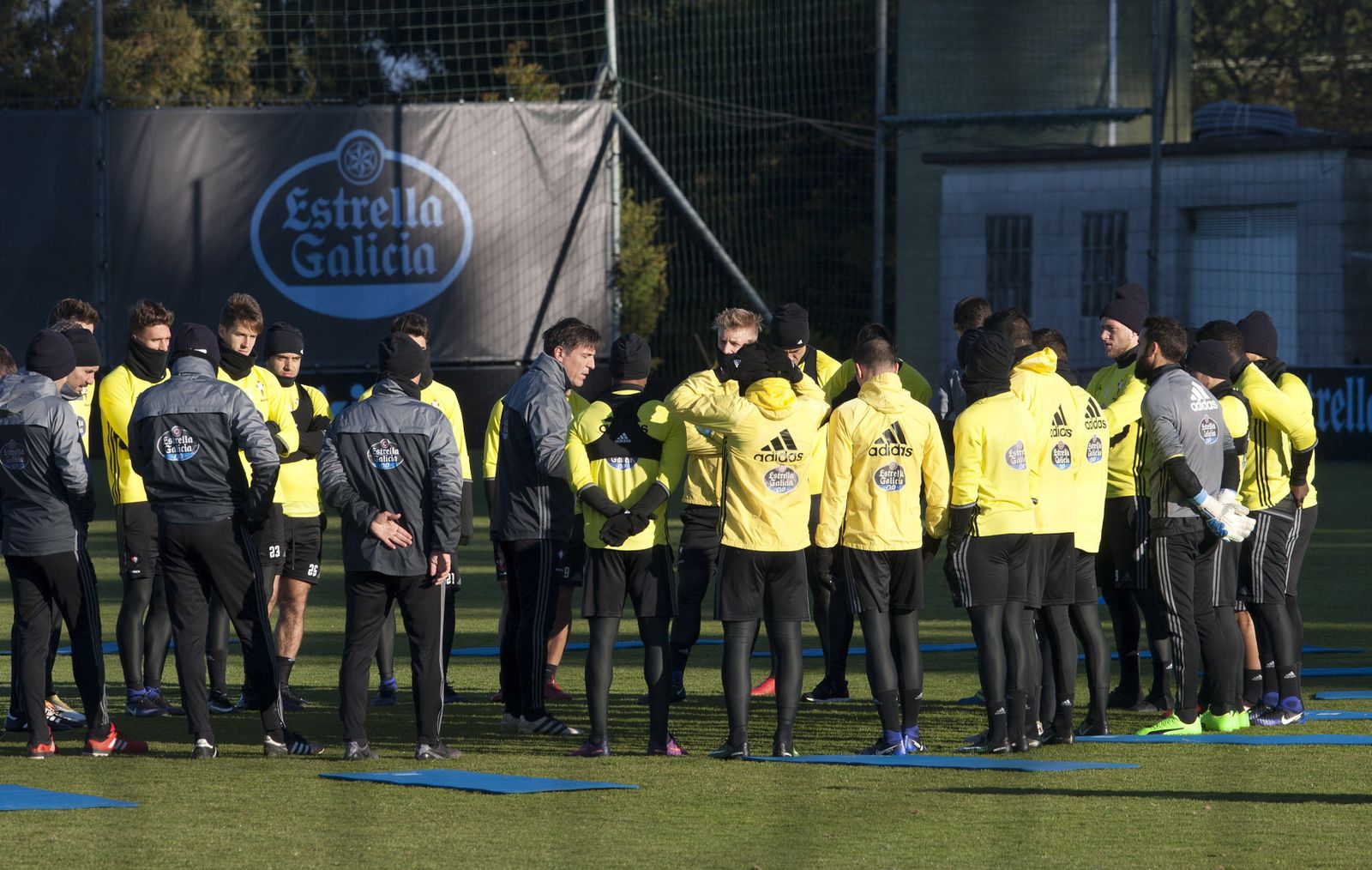 Eduardo Berizzo da una charla a sus jugadores para preparar la vuelta de los cuartos de final de la Copa ante el Real Madrid.