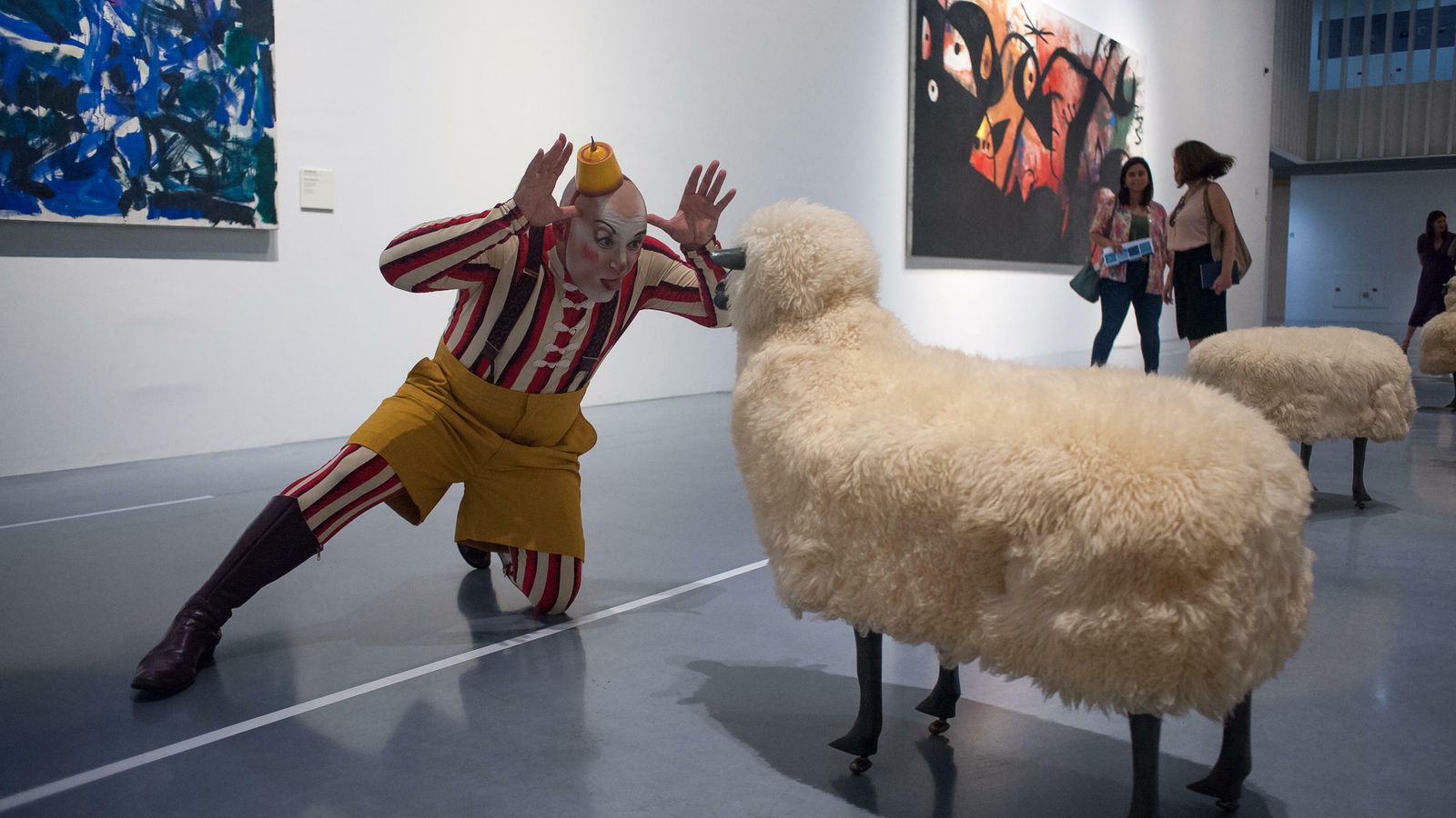 El payaso Miguel Berlanga posa en el Centre Pompidou