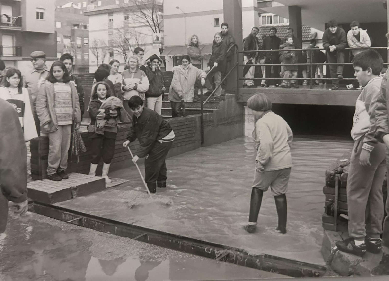 Evacuación de agua de garajes y sótanos por las inundaciones de enero de 1996 en Huelva.