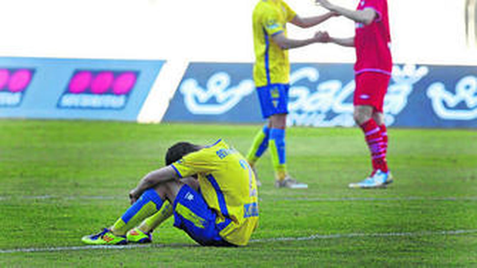 Aitor Núñez, desolado sobre el césped tras la derrota sufrida en casa ante el Écija a mediados de abril.