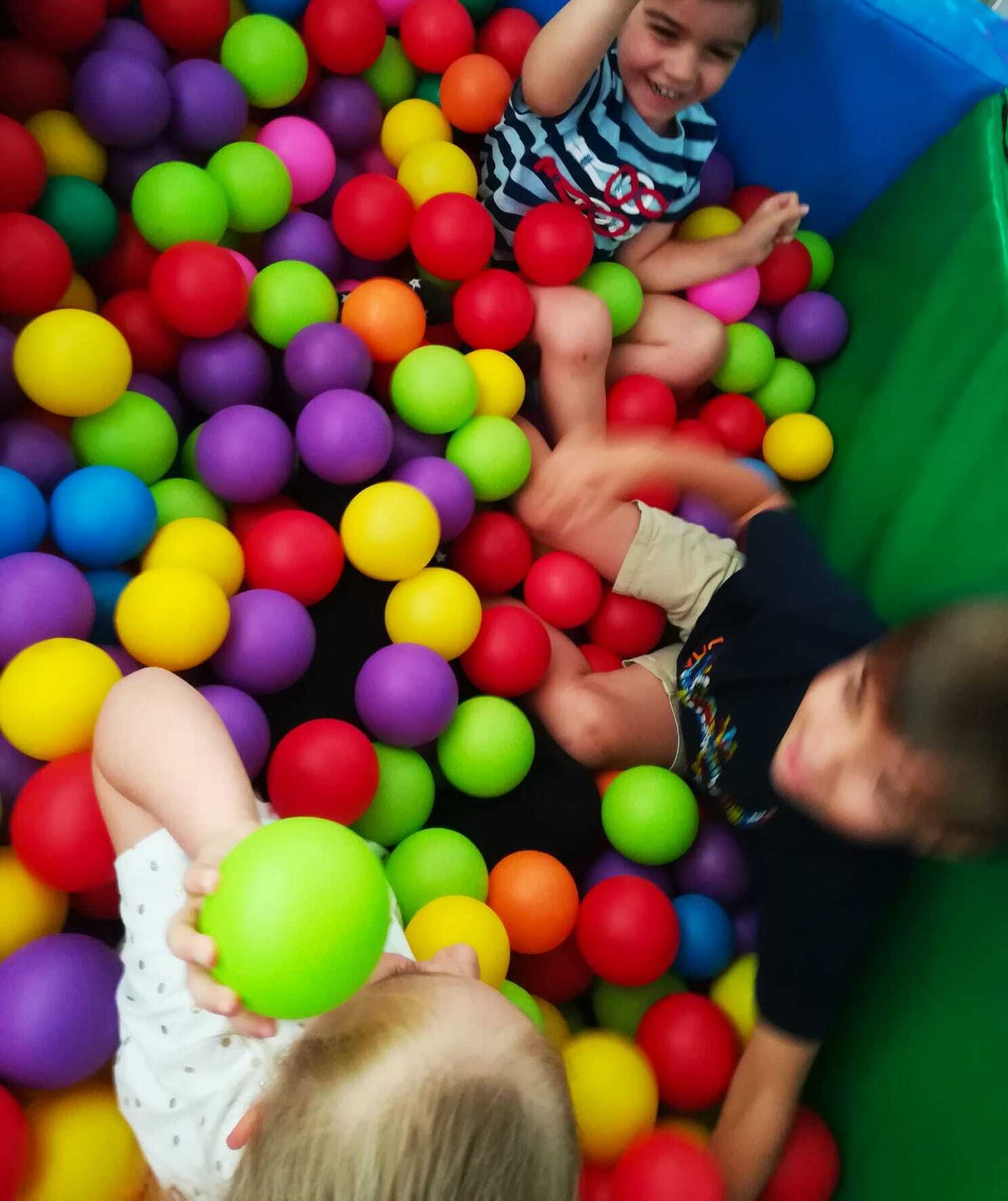 Varios niños juegan en las instalaciones de Play City, en Utrera, cuando el centro estaba abierto.