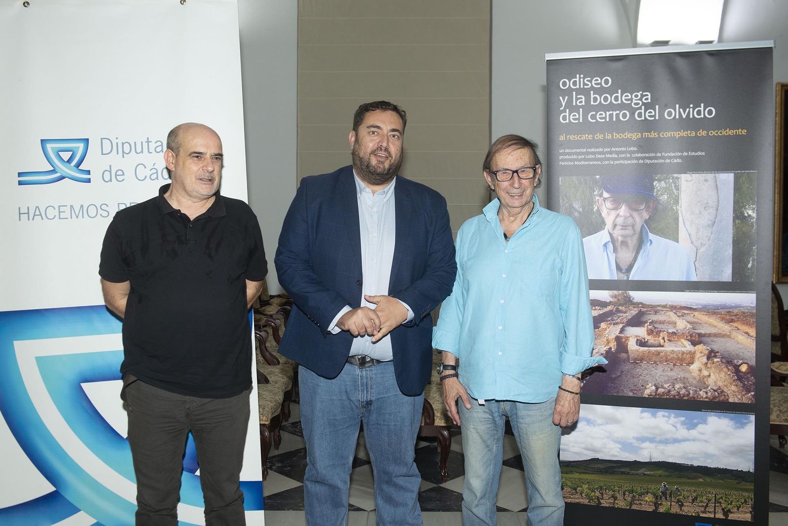 El diputado provincial, Jaime Armario, en la presentación del documental, junto al director y productor del mismo, Antonio Lobo, y el propio protagonista, Diego Ruiz Mata.