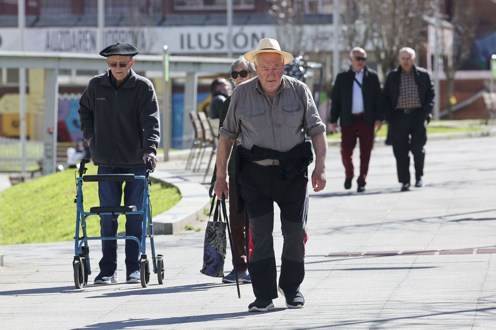 Hombres pasean por la calle.