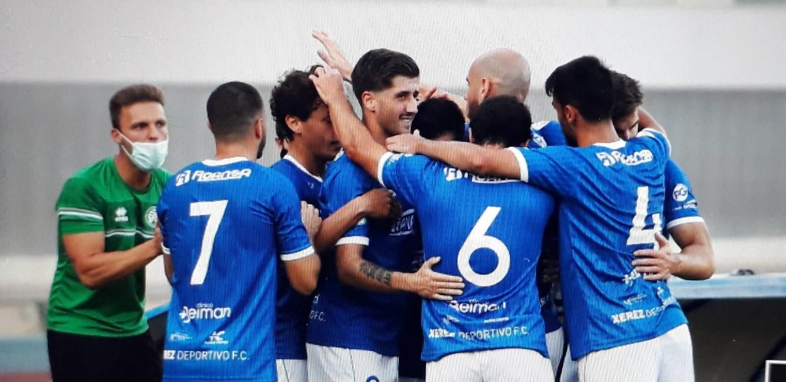 Los azulinos felicitan a Bello tras abrir la lata ante el Arcos. Los azulinos felicitan a Bello tras abrir la lata ante el Arcos.