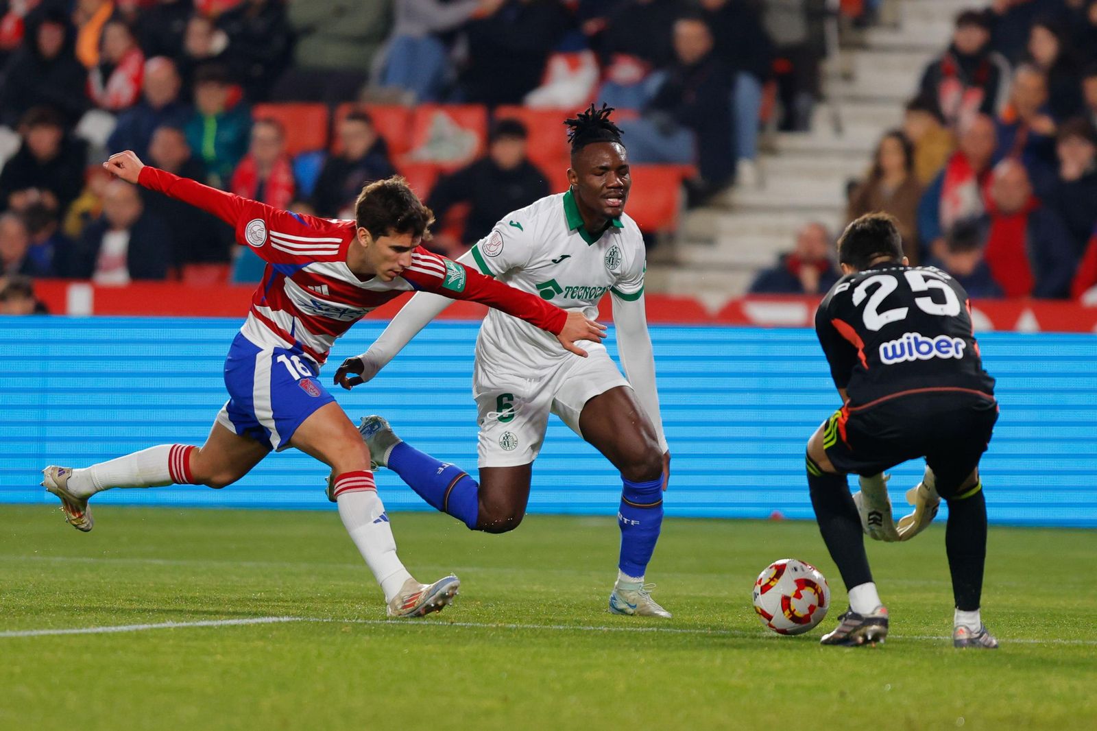 Manu Lama trata de proteger el cuero ante Christantus Uche para que lo atrape Mariño en el duelo ante el Getafe de Copa del Rey.
