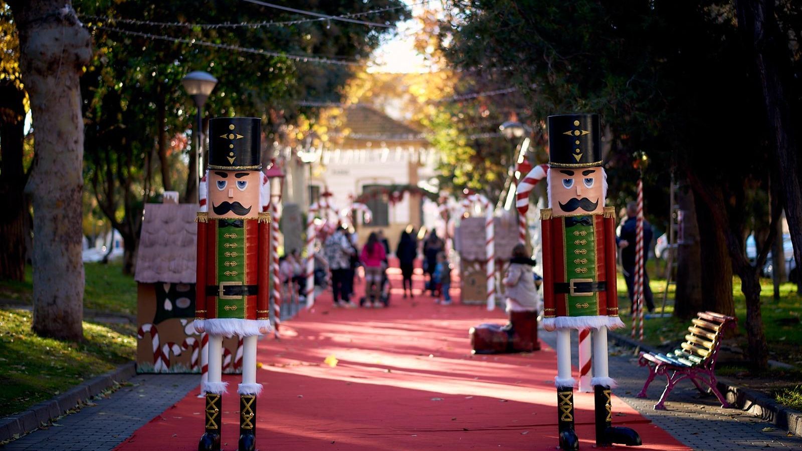 Las calles del municipio adornadas para estas fiestas.