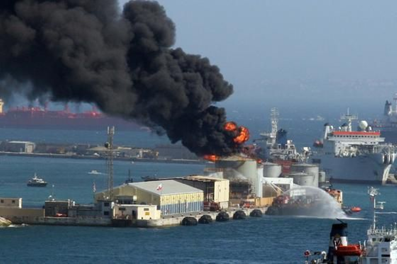 Dos personas resultan heridas en la explosión de un tanque de combustible en el puerto de Gibraltar. 

Foto: Paco Guerrero