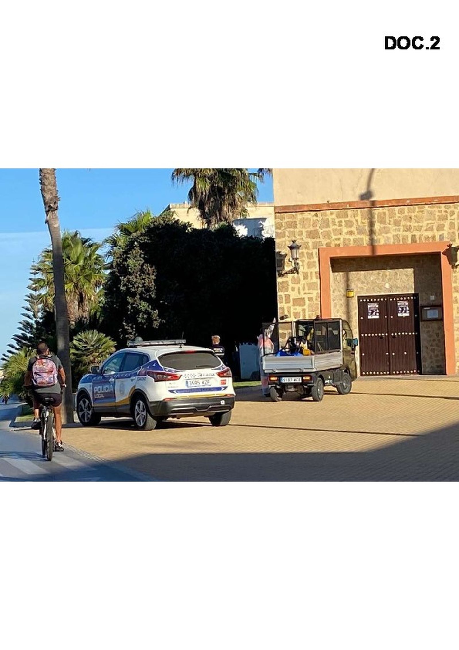 Un coche de la Policía Local junto a otro de la UTE de Parques y Jardines, interviniendo en una zona verde.