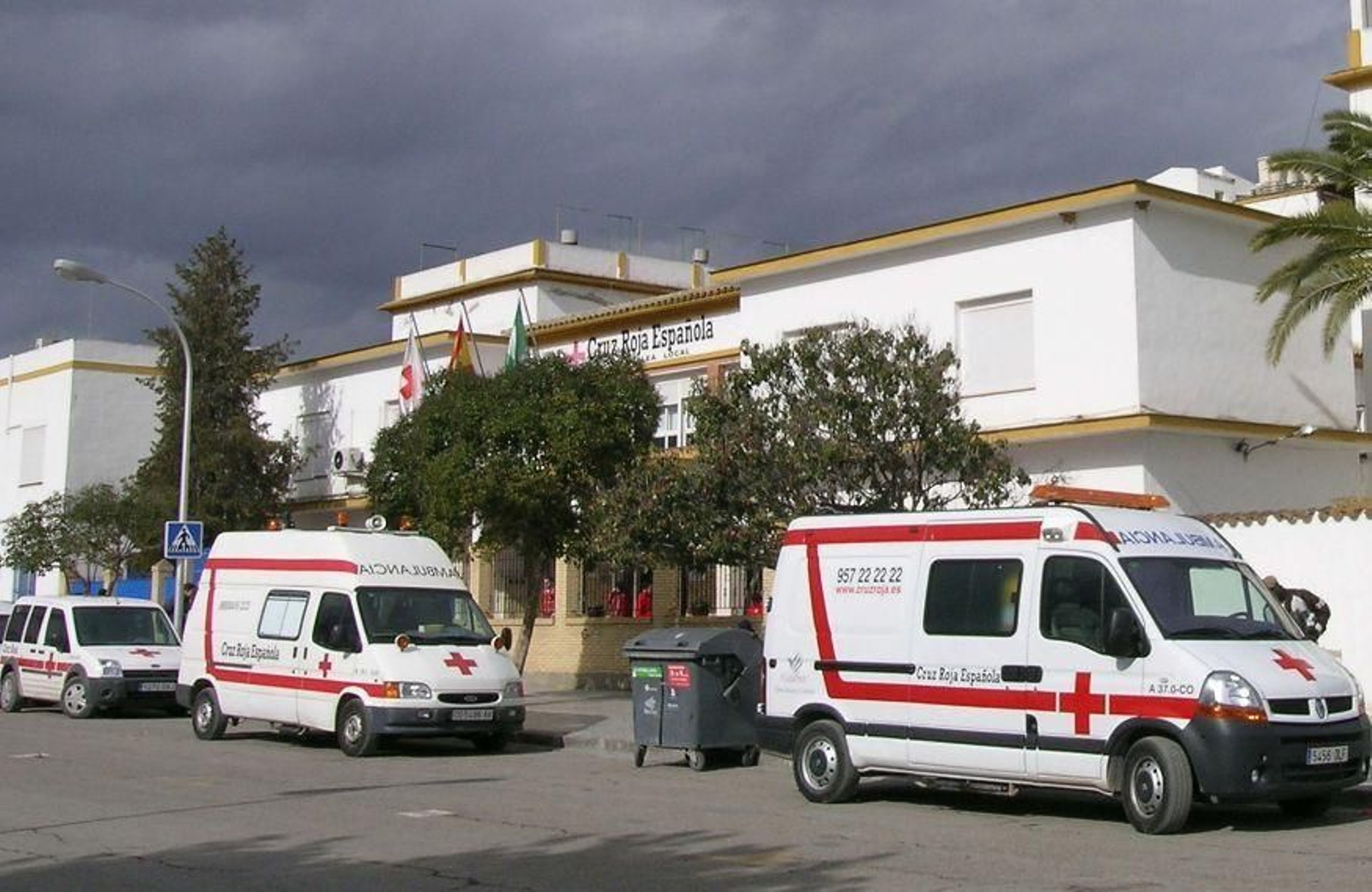 Ambulancias junto al edificio de Cruz Roja en Puente Genil.