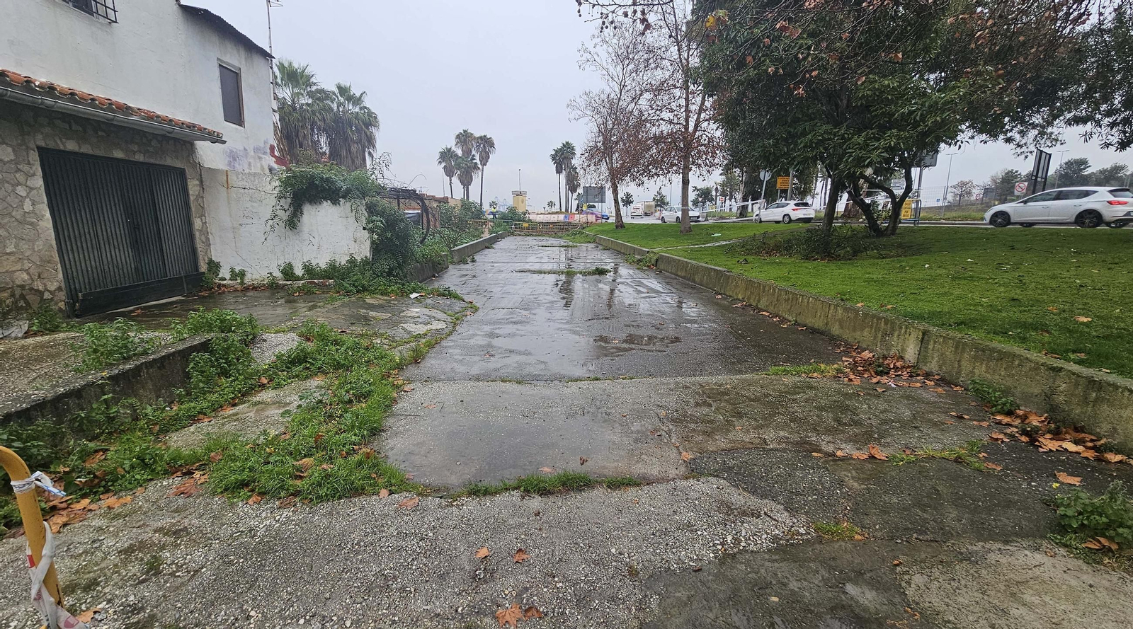 La rotonda del Varadero de Algeciras tras el hundimiento de una plancha de cubría el arroyo del Saladillo, en imágenes