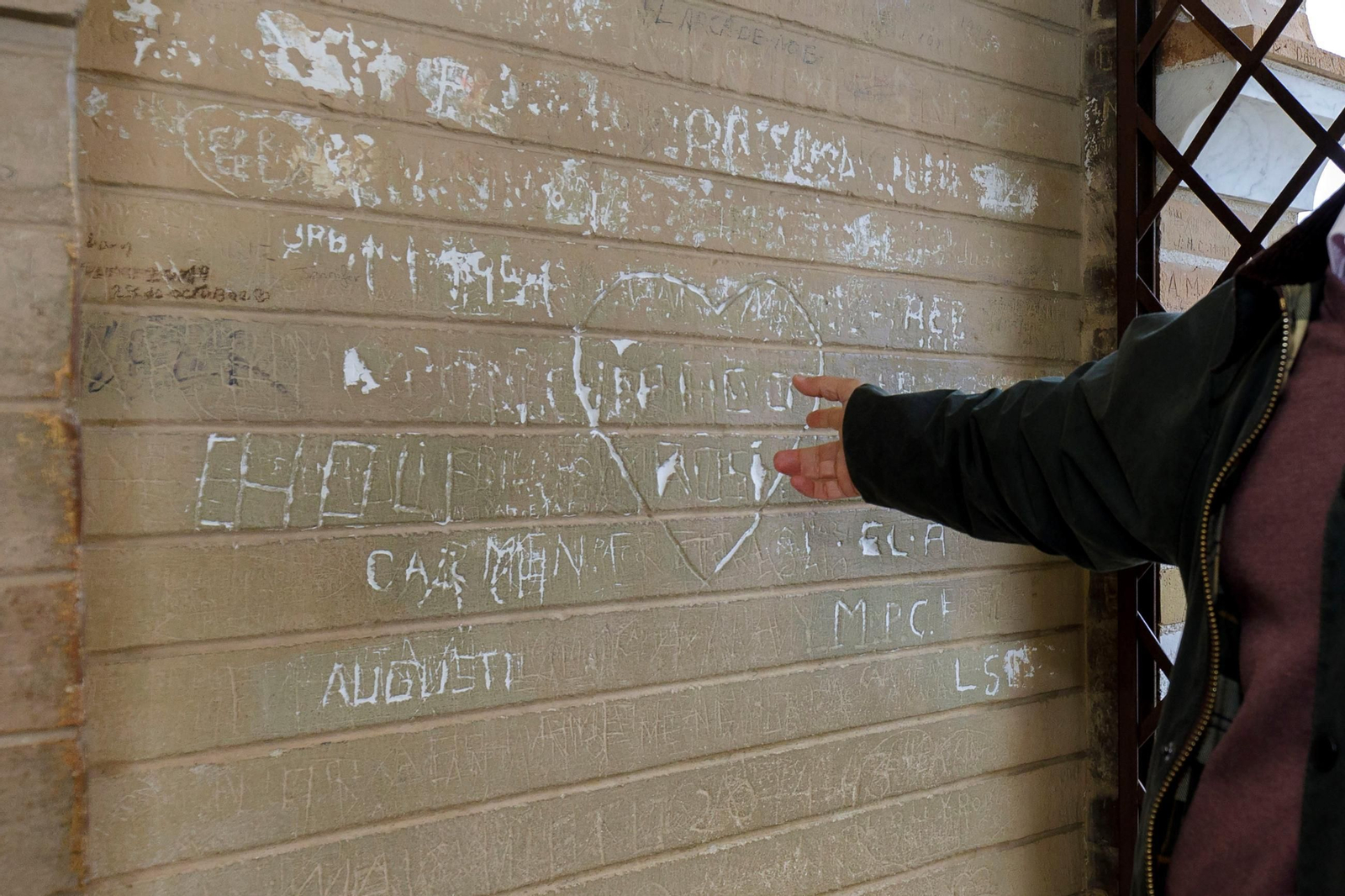 Aspecto de las paredes y las rejas actuales.